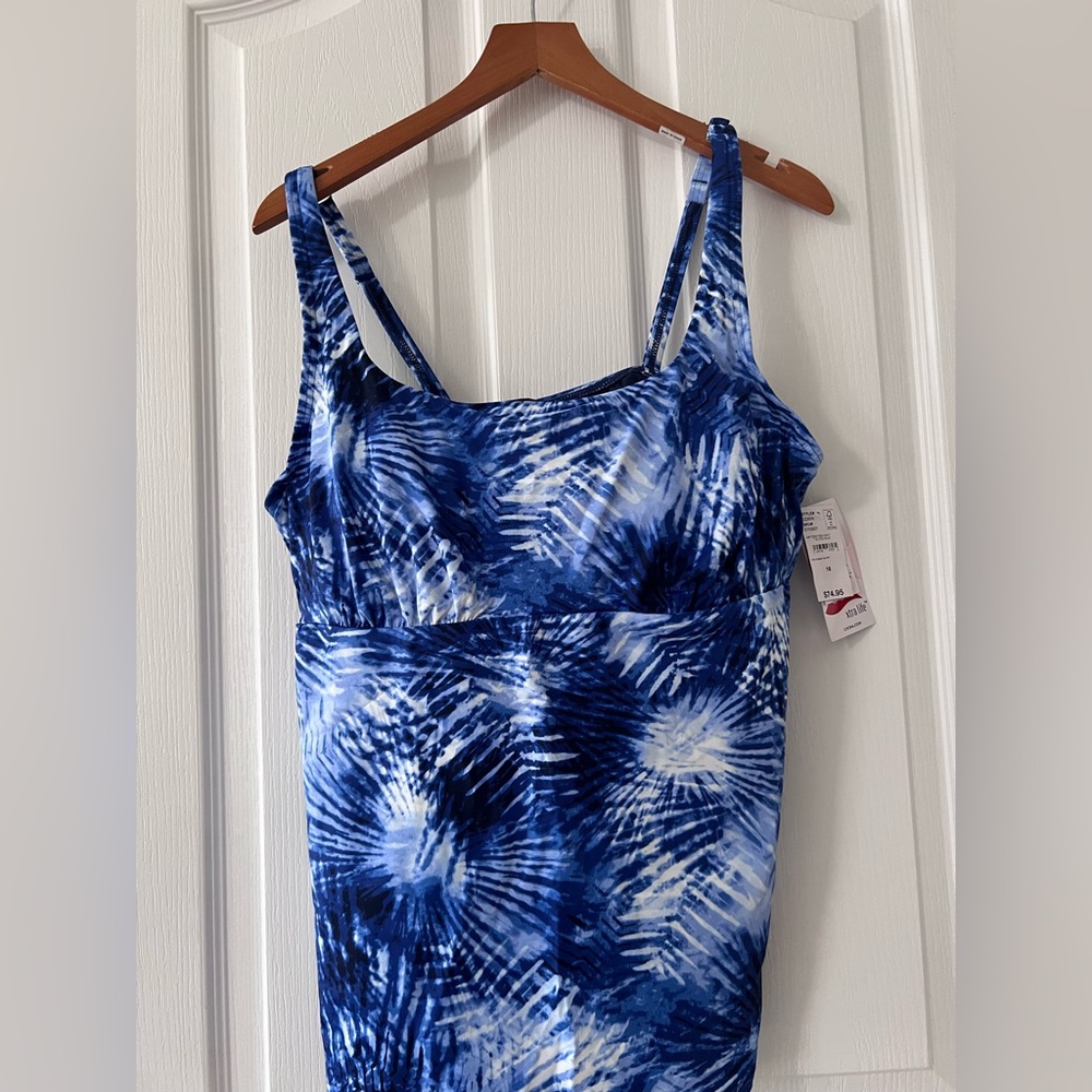 NWT Land’s End swim top with padded underwire and adjustable straps. Size 16